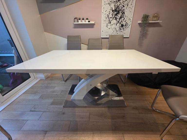 Dining Table & 6 Chairs