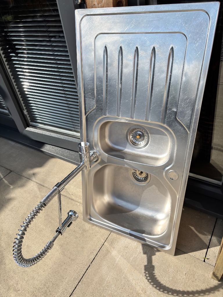 Chrome kitchen sink n tap