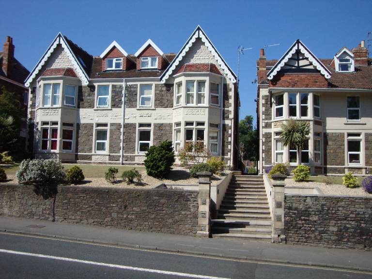 Newly Refurbished 2 bed flat in annexe of large Victorian town house with garden