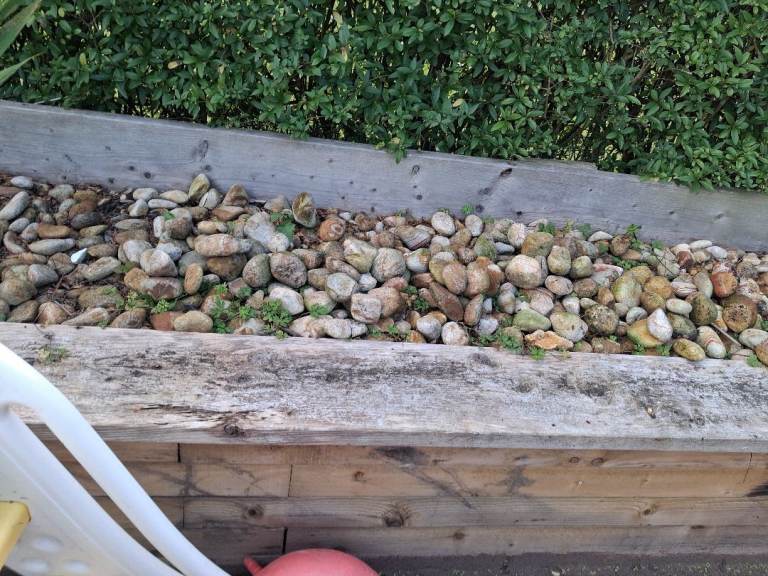 Sandstone pebbles free to uplift mixed sizes