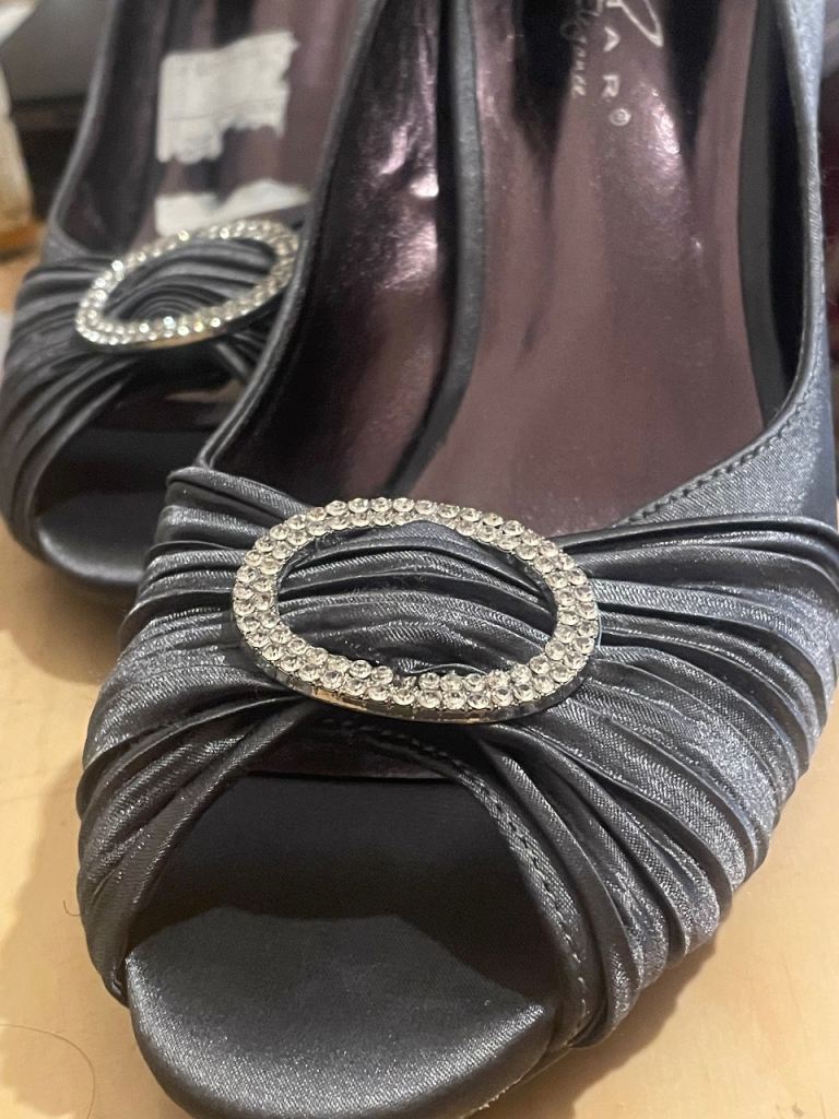 Women medium height heels 