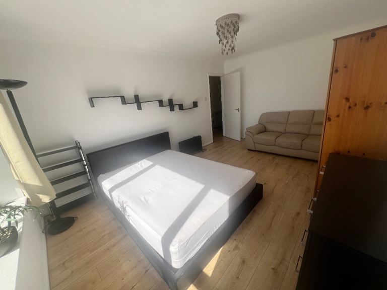 🏠 PRIVATE SPACIOUS FURNISHED DOUBLE ROOM – £680 PCM –  SG5 STOTFOLD