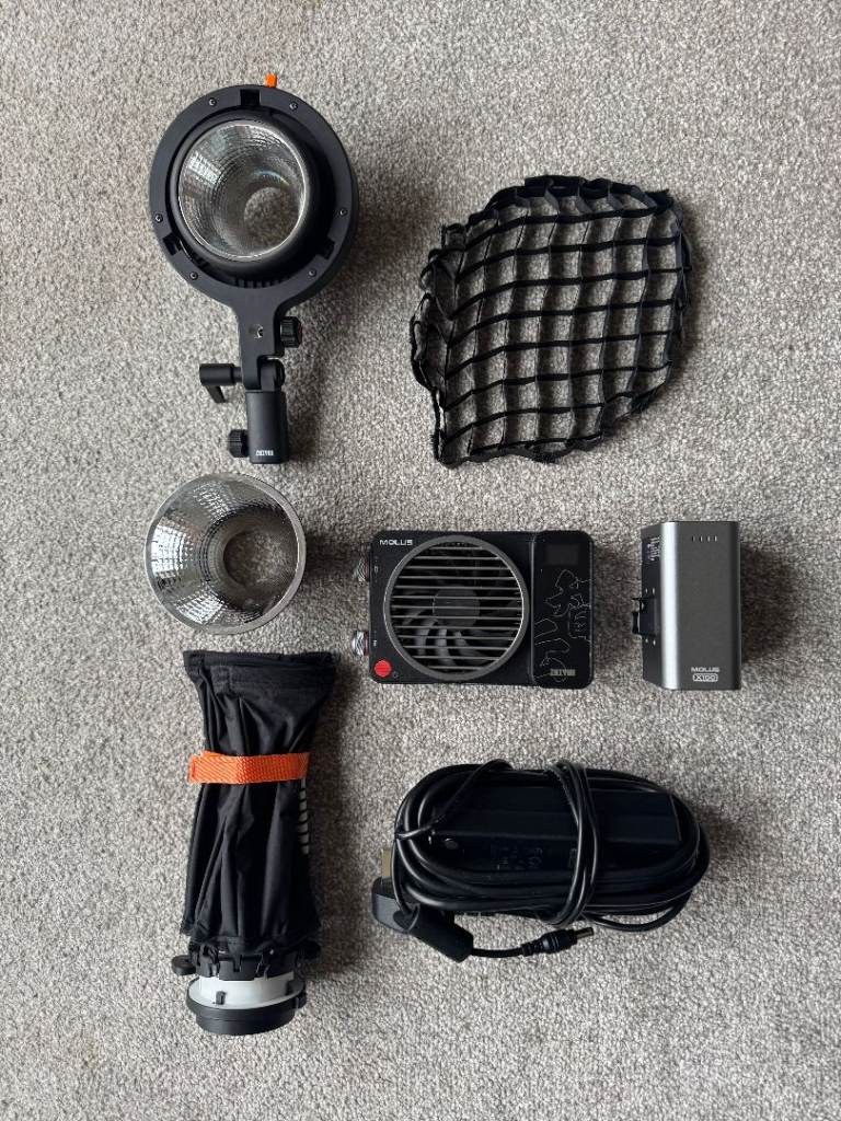 Zhiyun Molus X100 Pro Studio Light Kit, Very Good Condition.