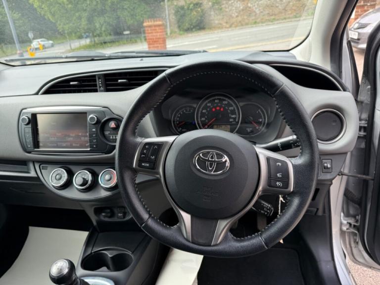  Toyota Yaris 1.33 VVT-i Icon 5dr - FTSH - AIR CON -ALLOYS - REAR CAMERA