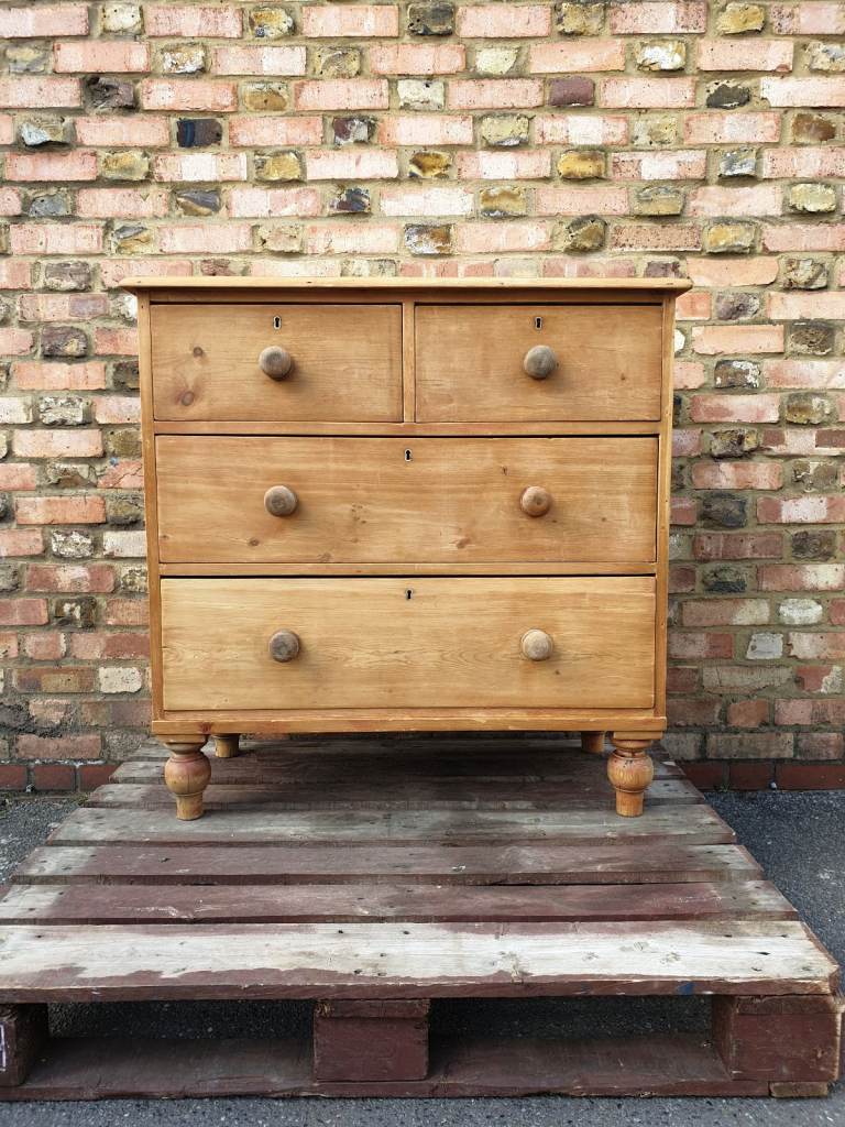 Beautiful Victorian Antique pine chest of drawers.