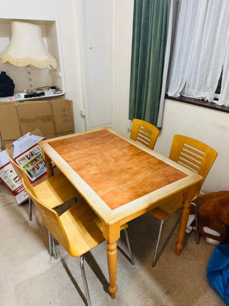 Dining Table with 4 Solid chairs | Excellent condition