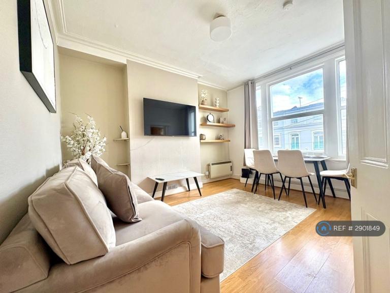2 bedroom flat in Earls Court Gardens, London, SW5 (2 bed) (#2901849)