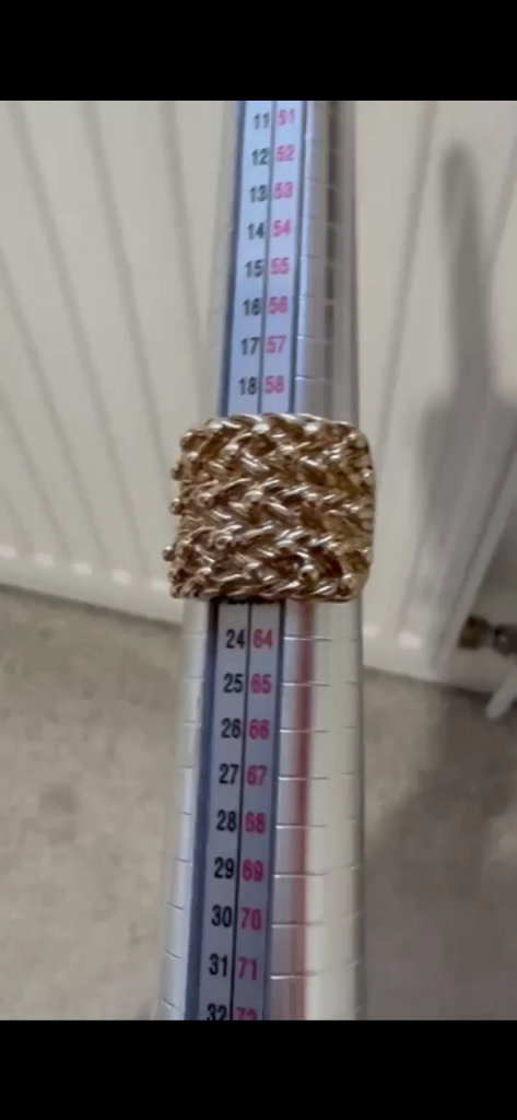 Keeper ring 9ct gold 10.6g