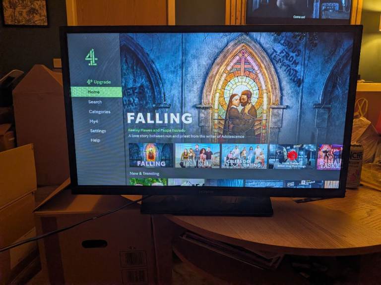 Hitachi 32" smart tv with built in dvd player