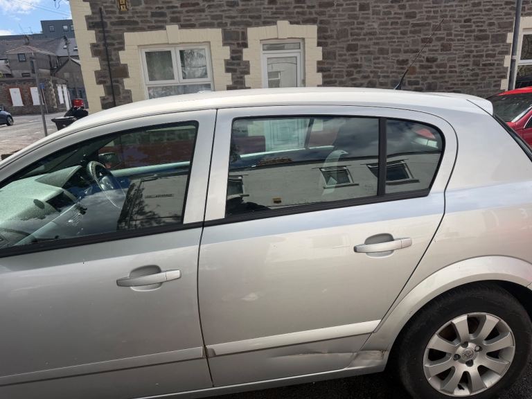Vauxhall Astra Silver Estate Car – Good Condition