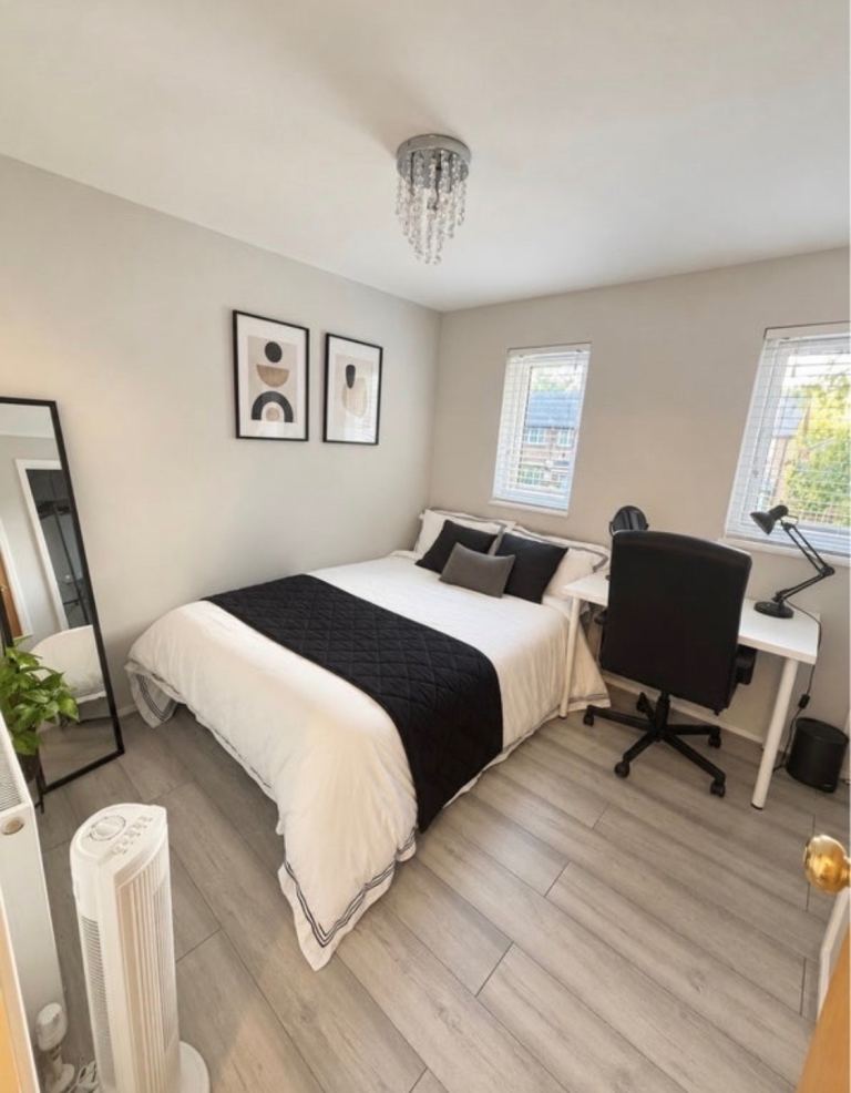 Rent Double Room  - 7 mins to walk to Beckton Park DLR. 