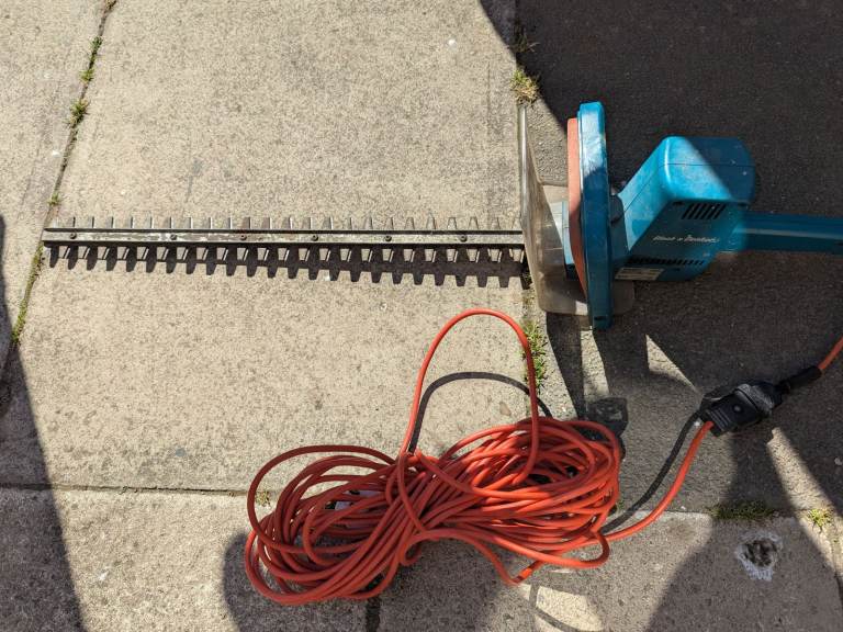 BLACK & DECKER 420W ELECTRIC HEDGE CUTTER HEDGE TRIMMER IN FULL WORKING ORDER + CAN BE SEEN WORKING