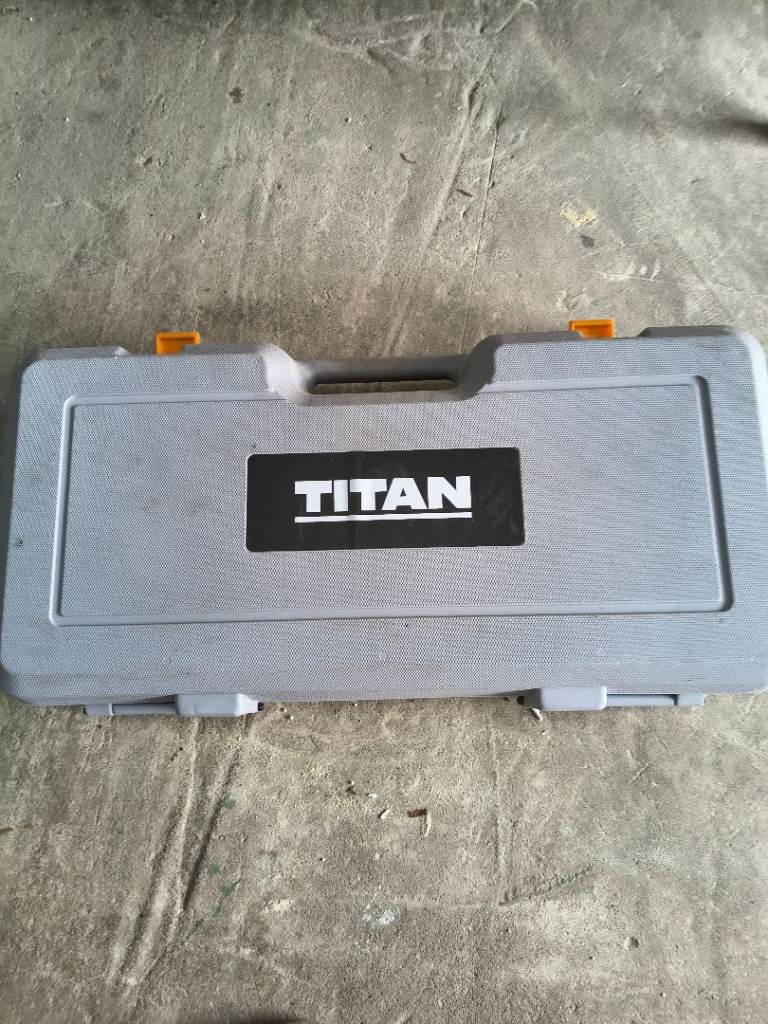 Titan TTB811DRH 16.4kg Hex Shank 1700W Electric Breaker 230-240V