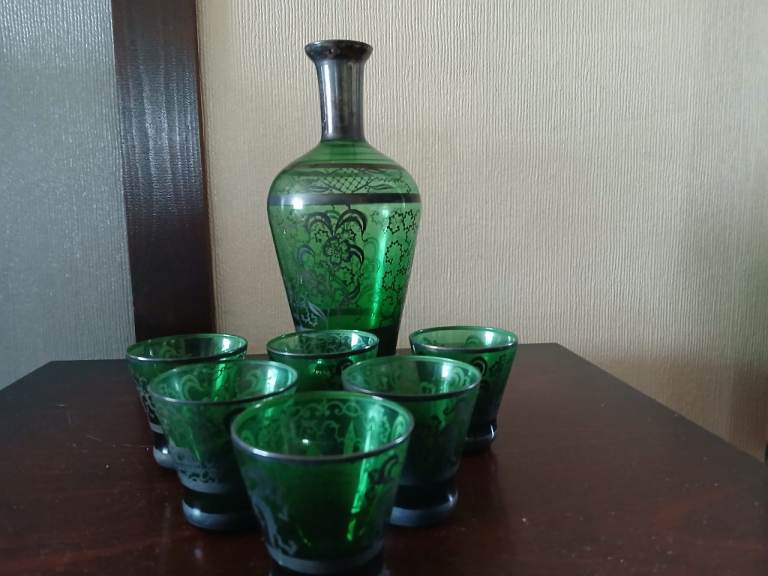 Vintage Green Glass Decanter and Shot Glasses Set – Good Condition