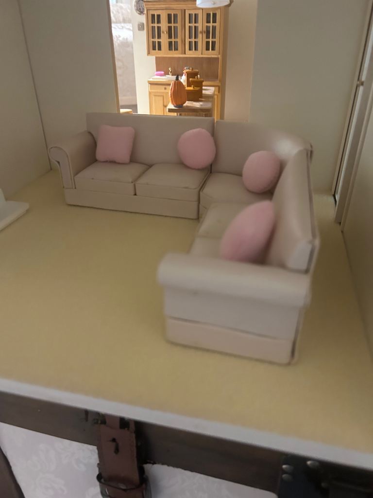 Dolls house corner sofa 1:12 