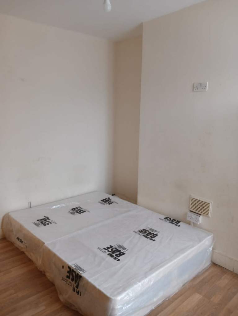 5 bhk Monego Rd, E12 6TY