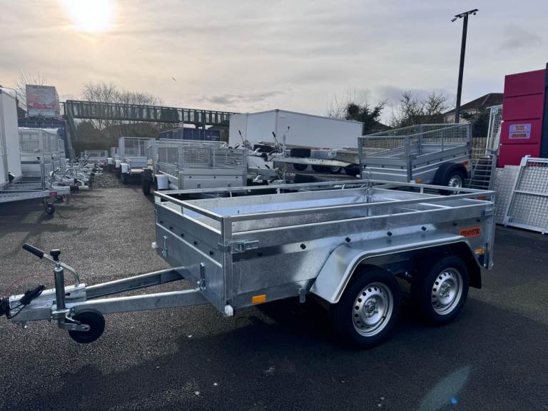 BRAND NEW 8,4FT X 5FT TWIN AXLE HEAVY DUTY FLAT TRAILER 1300KG BRAKED