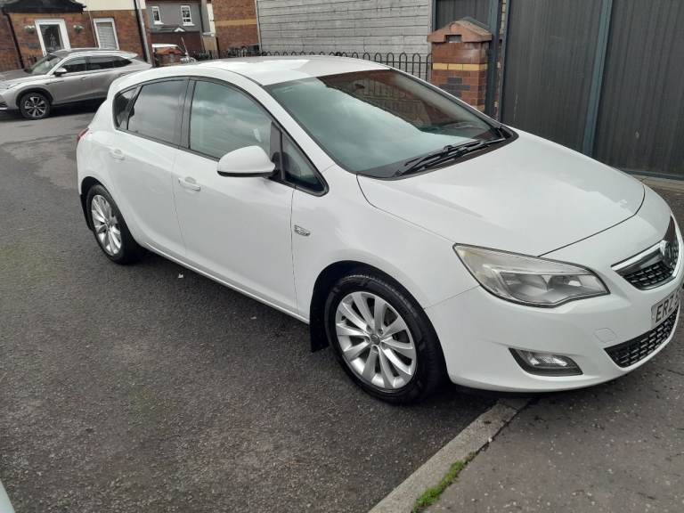 Vauxhall astra j 2012 1.6 petrol mot till march 2027 x2 keys and logbook aswel £1300ono