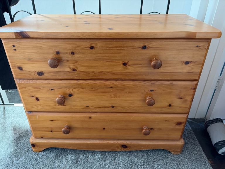 Pine Chest of Drawers with 3 Drawers – Good Condition