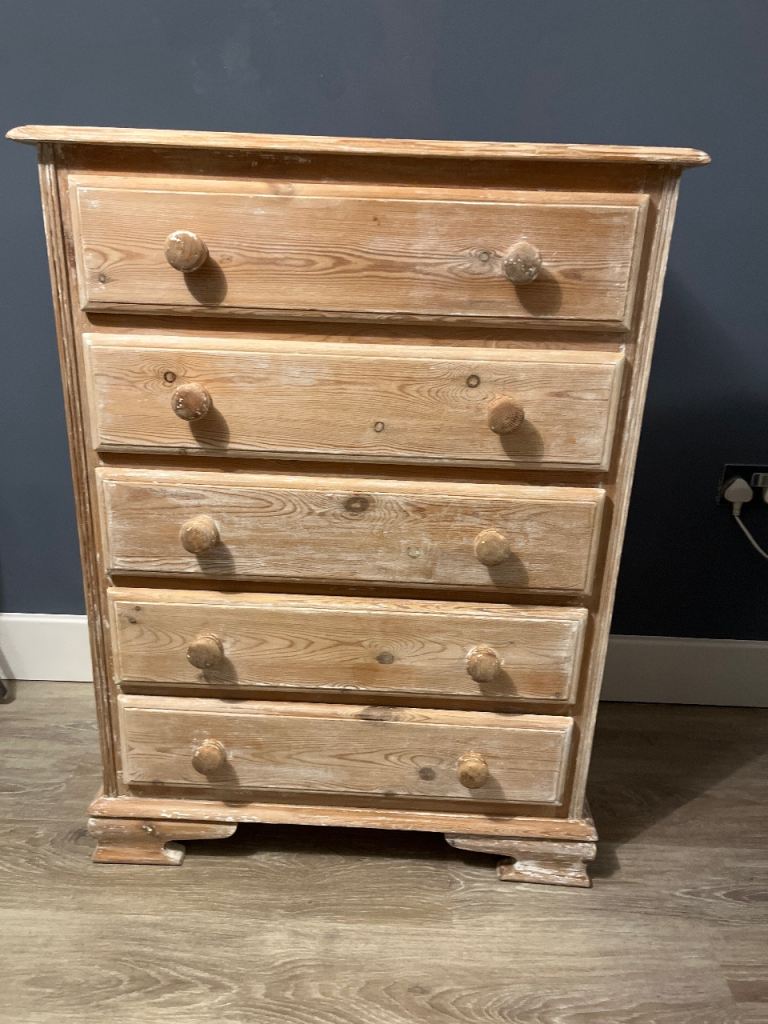 Wooden chest of drawers
