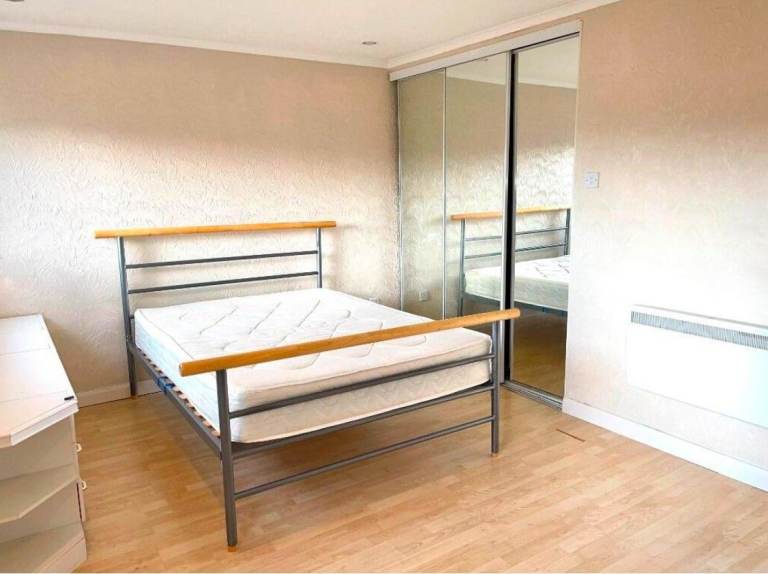 Bright Double Room with Storage + Work Desk