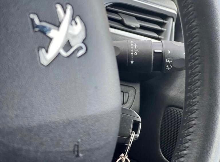 2014 Peugeot 208 1.2 VTi Style 3dr HATCHBACK PETROL Manual