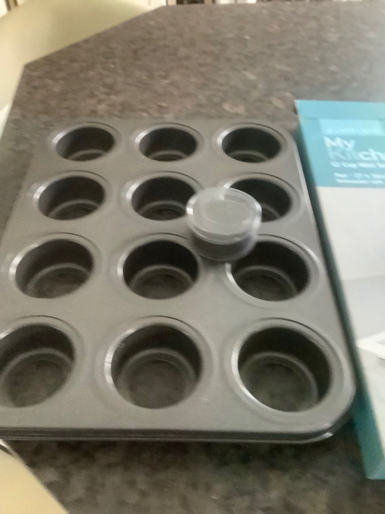 Lakeland 12 cup mini sandwich tin  size 27 x 36 cm non stick