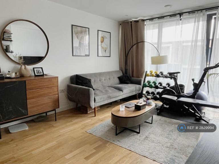 1 bedroom flat in Hawthorne Crescent, London, SE10 (1 bed) (#2829994)