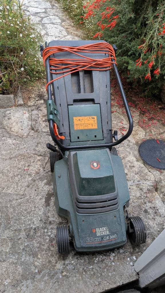 BLACK & DECKER GR360 Electric Lawnmower with Grass Box