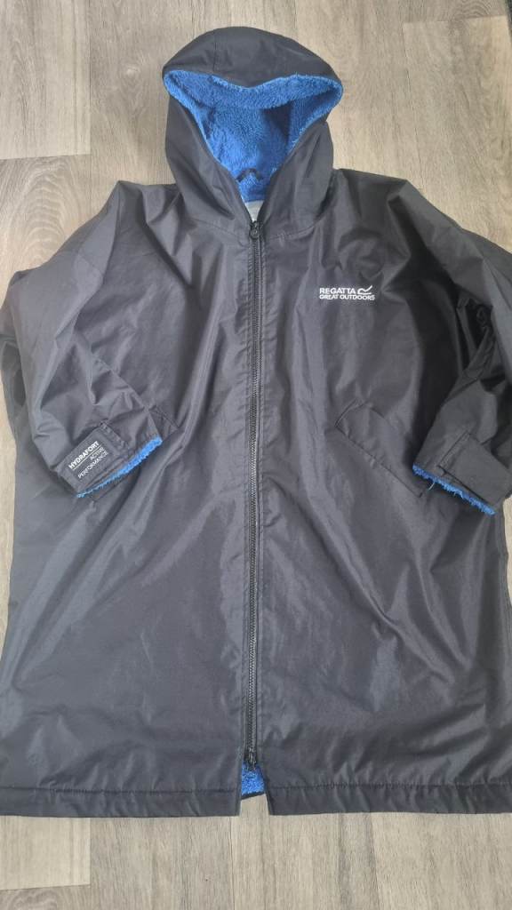 Regatta Showerproof Changing Robe – Black with Blue Fleece Lining