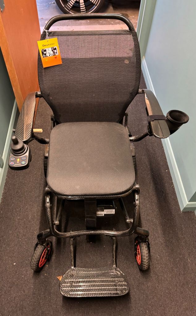 Lightweight foldable electric wheelchair