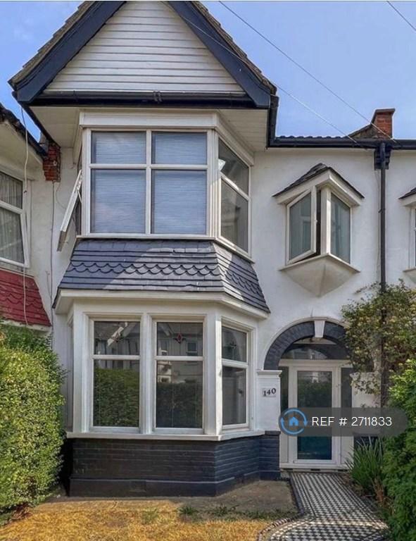 4 bedroom house in Fairfax Drive, Westcliff-On-Sea, SS0 (4 bed) (#2711833)