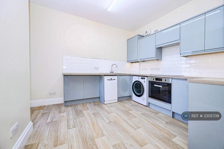 2 bedroom flat in Midland Road, Hemel Hempstead, HP2 (2 bed) (#2305739)