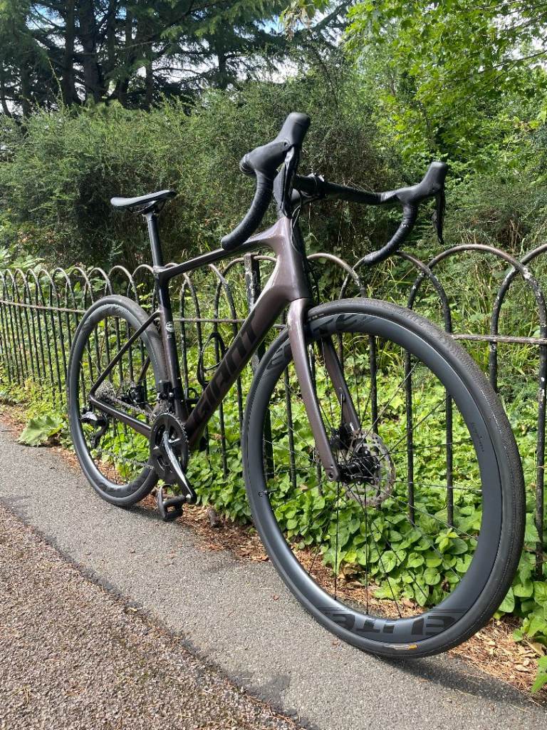 Giant Defy Advanced 1 2024 105 Di2 Carbon Road Bike