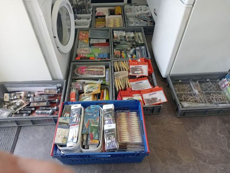 large amount sea / freshwater fishing lures DEALERS/ TRADERS WELCOME on clearance