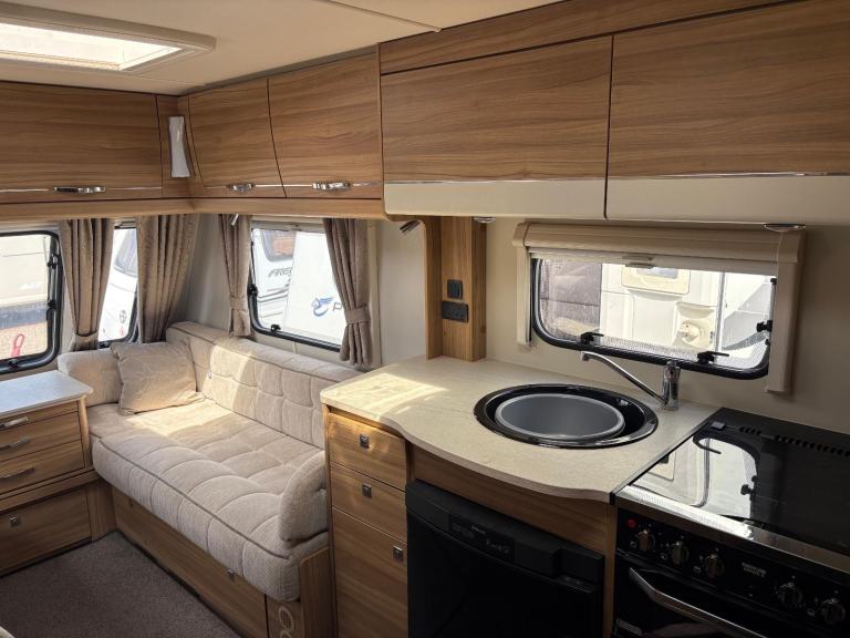 ELDDIS AVANTE 462 - 2 BERTH CARAVAN WITH END WASHROOM AND MOTORMOVER