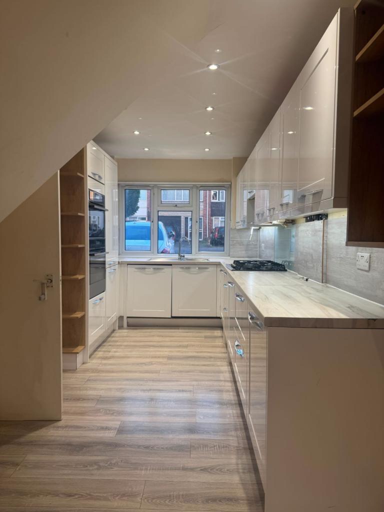 Spacious 5 bedroom House in Elm Park