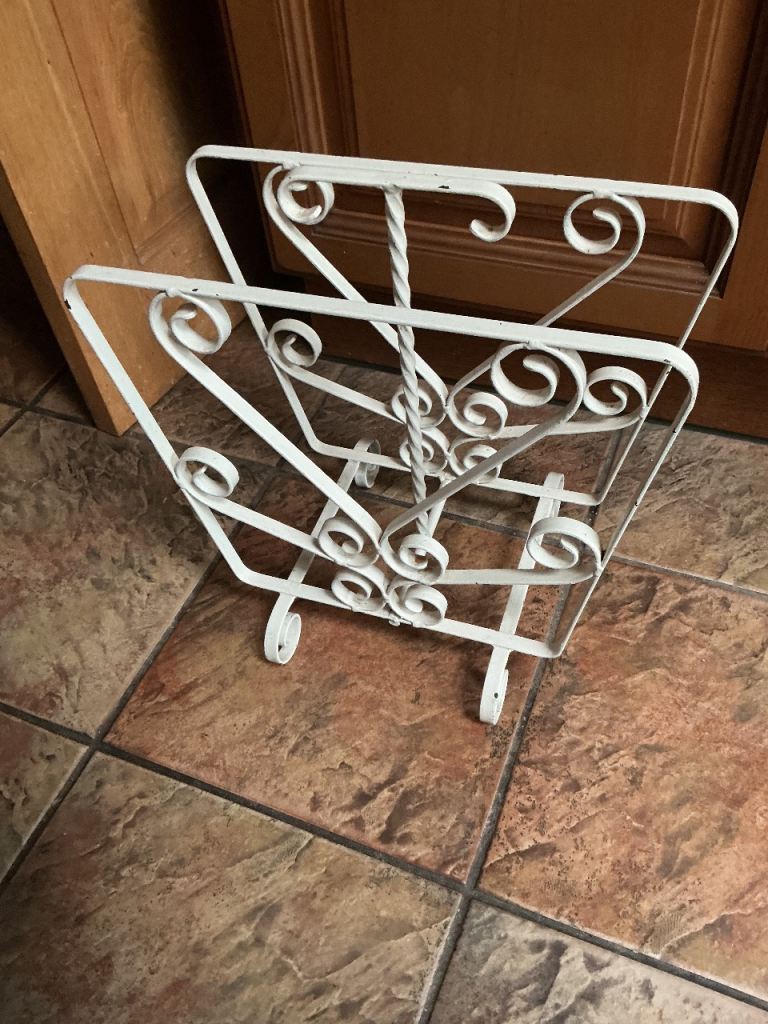 VINTAGE METAL MAGAZINE RACK