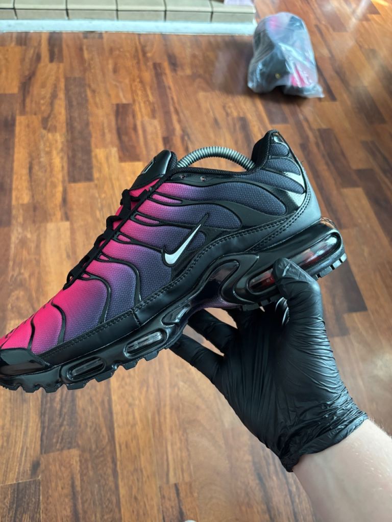 Men’s Nike pink and black Nike tns brand new size 10 