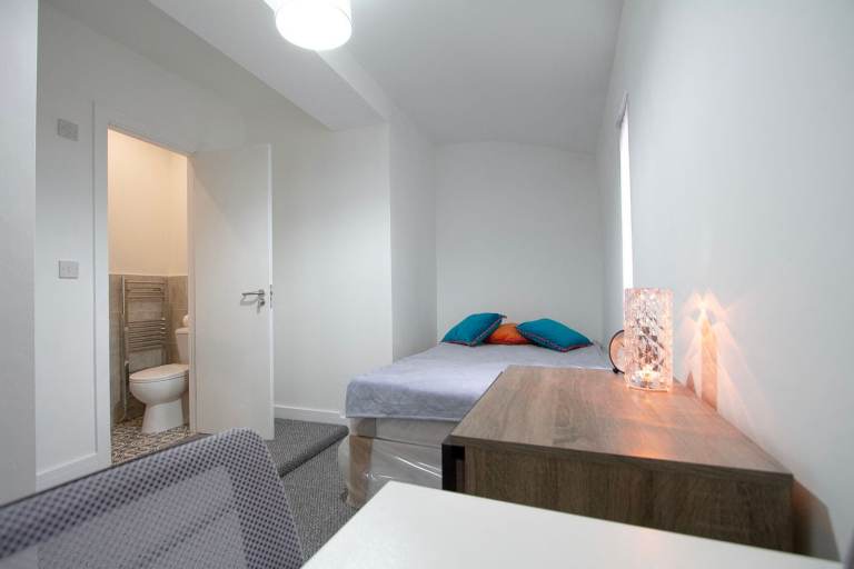 ***AVAILABLE NOW ALL BILLS INCLUDED! house share situated on YEWS MOUNT, HUDDERSFIELD.***