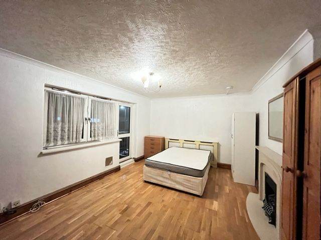 3 DOUBLE BED ROOM FLAT NO LIVING ROOM E15