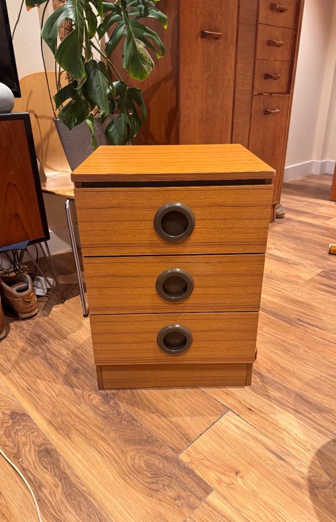 Stylish Retro Three-Drawer Bedside Cabinet with Wood-Effect Finish