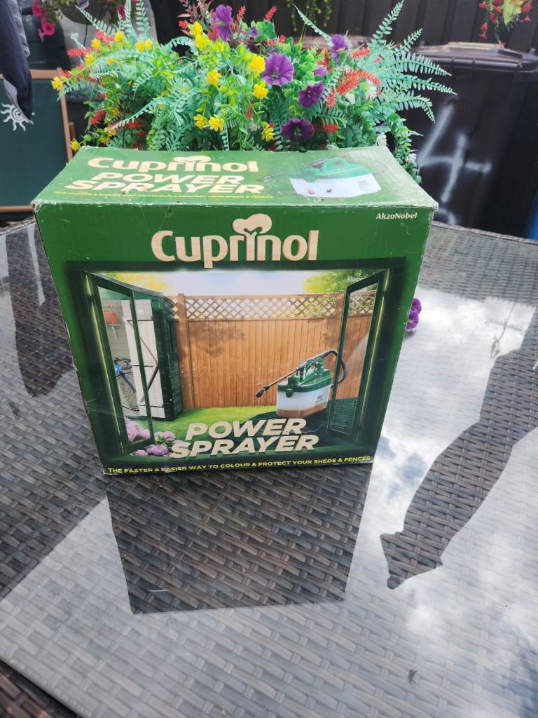 Garden fence sprayer