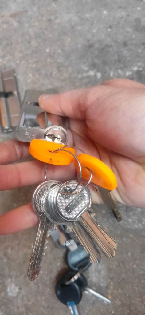 Cylinder locks × 4