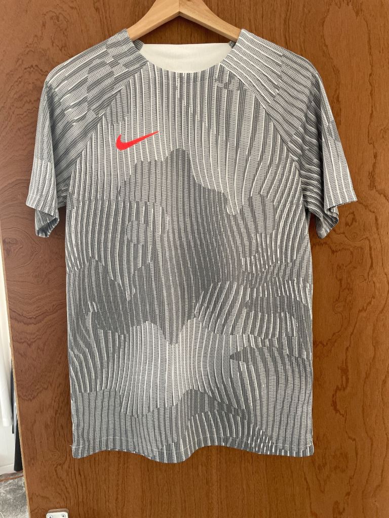 Mens Nike tshirt - size M 
