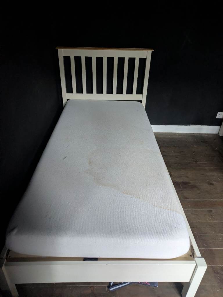 2 Single Beds with memory foam mattress 