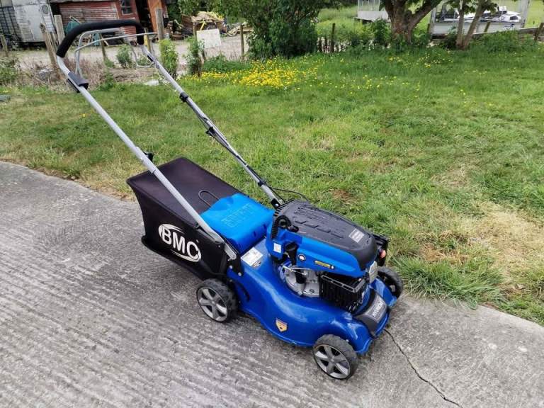 Hyundai hym430 sp self propelled petrol mower like new, costs £250 in shops now