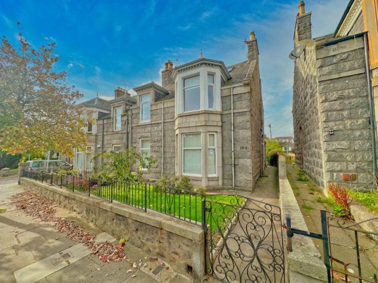 4 bedroom flat in Clifton Road, Hilton, Aberdeen, AB24 4RN