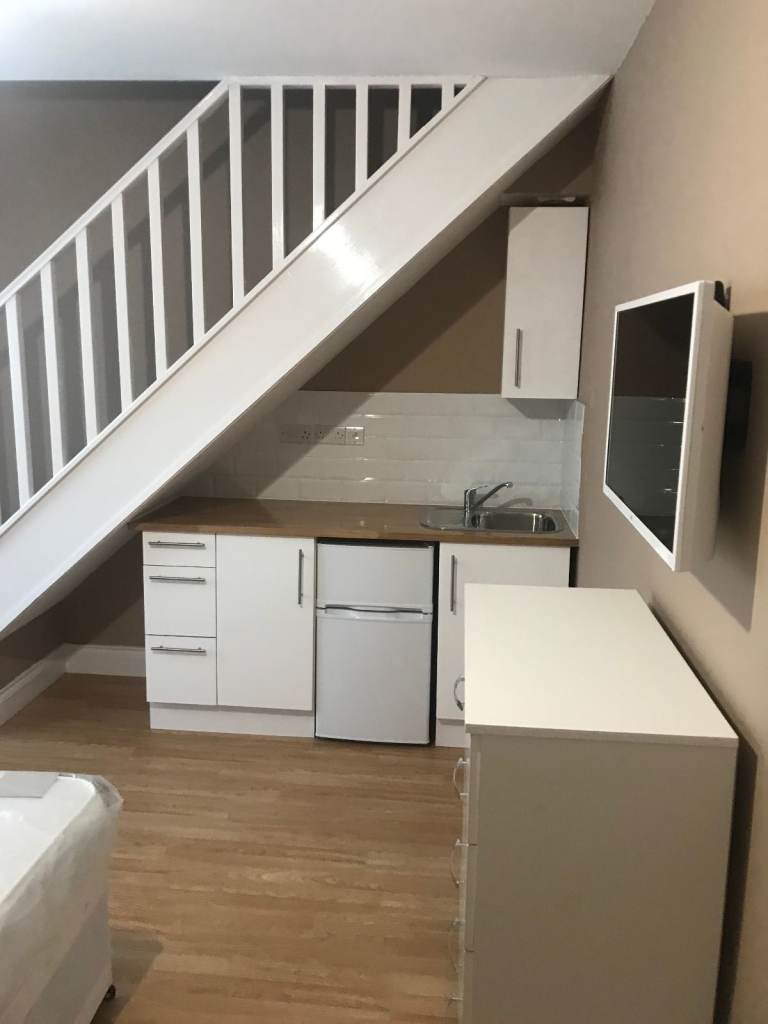 Room with own shower and toilet to rent in Sweetbriar RD LE3 1AP