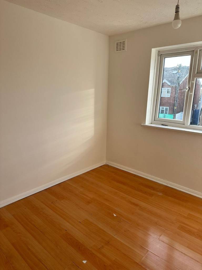 Refurbished! ..BIG Four (4) BEDROOM House in Heart of Hornchurch, RM13 8NH..£2280pcm AVAILABLE NOW!